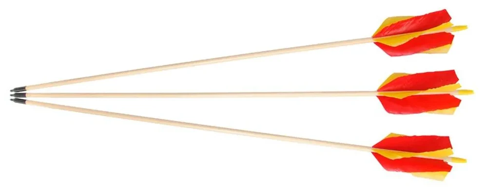 Tre flu-flu pile med fjer i spiralform, som bruges til kortdistance skydning ved buejagt